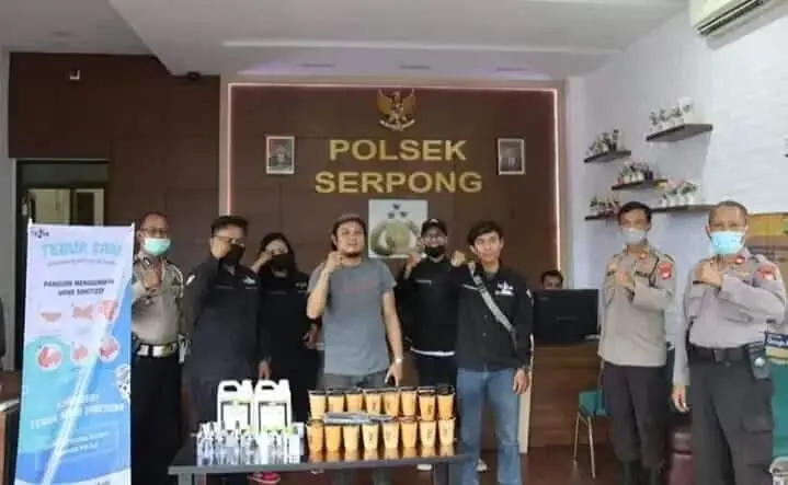 Polsek Serpong Terima Bantuan Hand Sanitizer dan Minuman Ringan