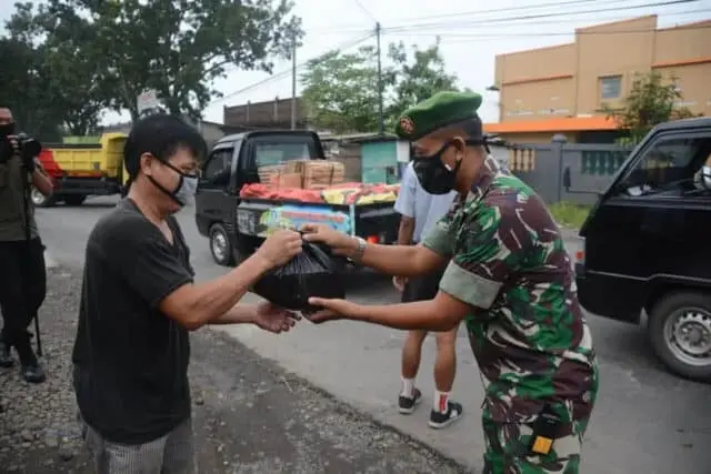 Peduli Dampak Corona, Korem 071/Wijayakusuma Beri Bantuan Sembako Kepada Warga Peduli Dampak Corona, Korem 071/Wijayakusuma Beri Bantuan Sembako Kepada Warga