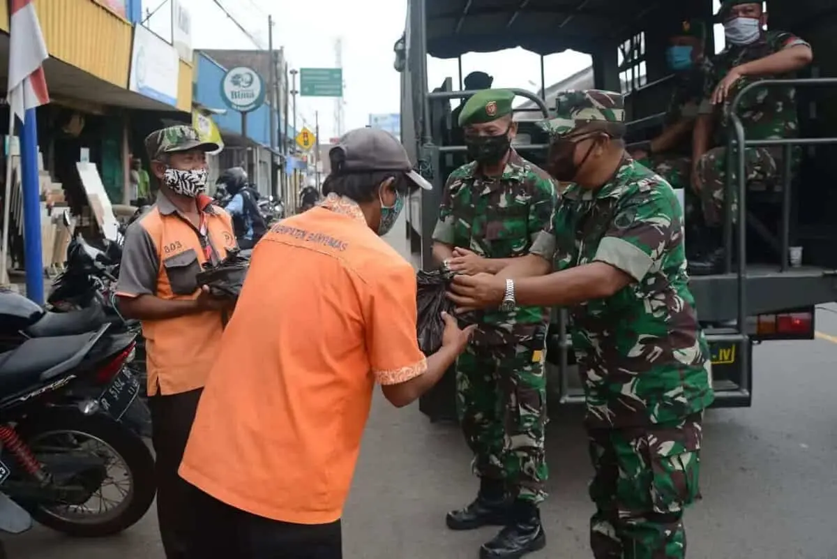 Peduli Dampak Corona, Korem 071/Wijayakusuma Beri Bantuan Sembako Kepada Warga