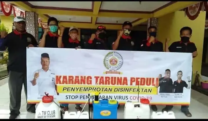 Cegah Virus Corona, Karang Taruna Desa Cibogo Semprotkan Disinfektan