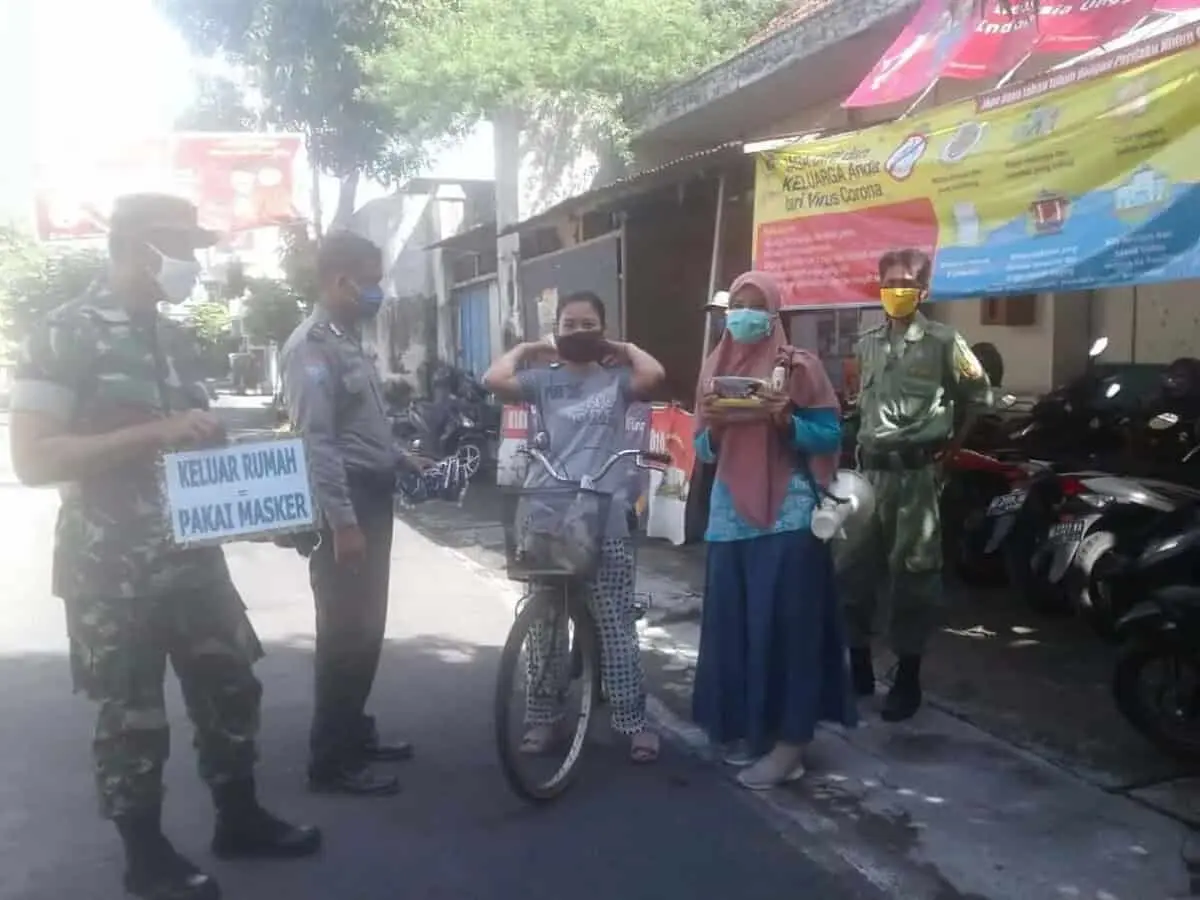 Babinsa Bersama Linmas Bagi-bagi Masker dan Tempat Cuci Tangan