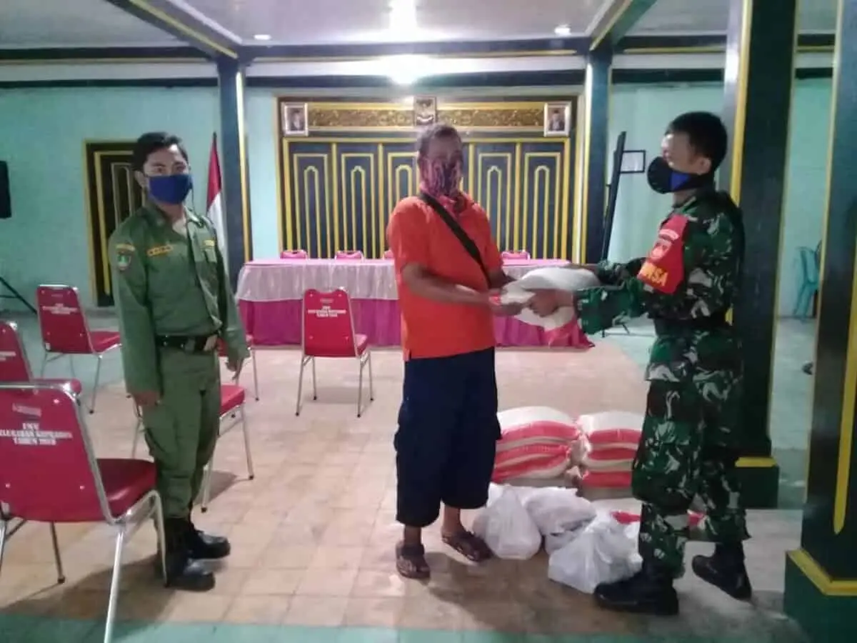 Peduli Dampak Wabah Virus Corona, Babinsa Keprabon Distribusikan Sembako di Wilayah Binaan