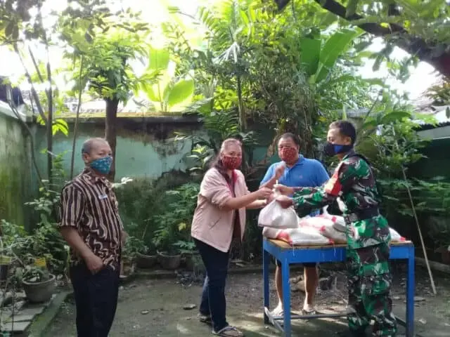 Peduli Dampak Wabah Virus Corona, Babinsa Keprabon Distribusikan Sembako di Wilayah Binaan Peduli Dampak Wabah Virus Corona, Babinsa Keprabon Distribusikan Sembako di Wilayah Binaan