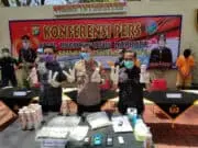 Selundupkan Narkotika, Dua Pria dan Satu Wanita Diamankan Polisi Bandara Soetta Selundupkan Narkotika, Dua Pria dan Satu Wanita Diamankan Polisi Bandara Soetta