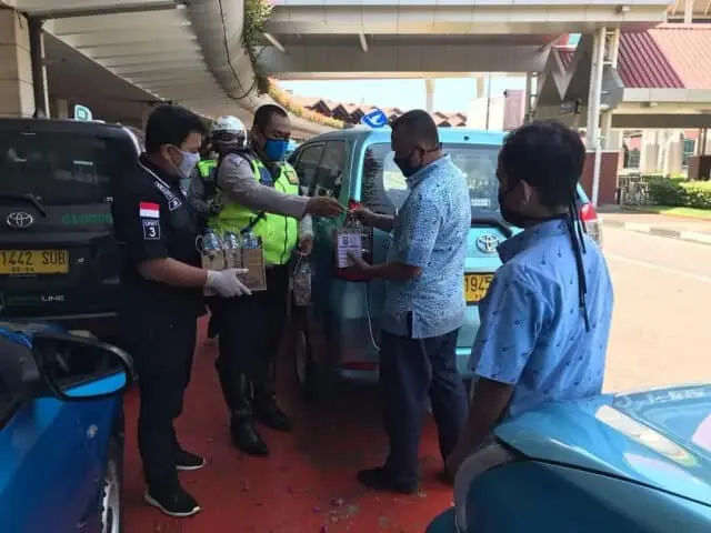 Polisi Peduli, Polresta Bandara Soetta Bagi-bagi Nasi Bungkus ke Pekerja Polisi Peduli, Polresta Bandara Soetta Bagi-bagi Nasi Bungkus ke Pekerja
