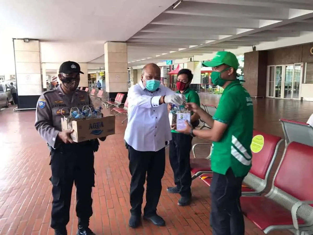 Polisi Peduli, Polresta Bandara Soetta Bagi-bagi Nasi Bungkus ke Pekerja