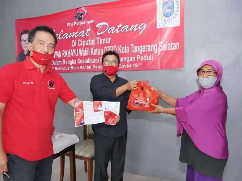 Serentak, 8 Anggota Fraksi PDIP Tangsel Bagikan Ribuan Paket Sembako