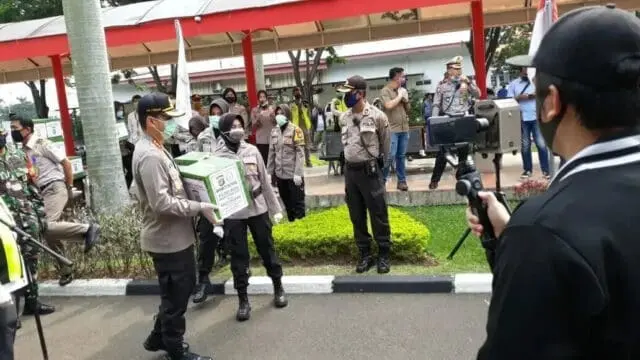 Porli Peduli Covid-19, Polresta Bandara Soetta Bersama Kombata, Bagikan 500 Paket Sembako ke Pekerja Porli Peduli Covid-19, Polresta Bandara Soetta Bersama Kombata, Bagikan 500 Paket Sembako ke Pekerja