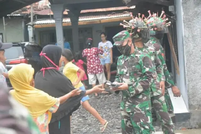 Perangi Covid-19, Korem 071/Wijayakusuma Lanjutkan Penyemprotan Disinfektan dan Pembagian Masker Secara Masif Perangi Covid-19, Korem 071/Wijayakusuma Lanjutkan Penyemprotan Disinfektan dan Pembagian Masker Secara Masif