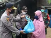 Wakabareskrim Polri Bagikan 1.000 Paket Sembako Di Tangerang Banten Wakabareskrim Polri Bagikan 1.000 Paket Sembako Di Tangerang Banten
