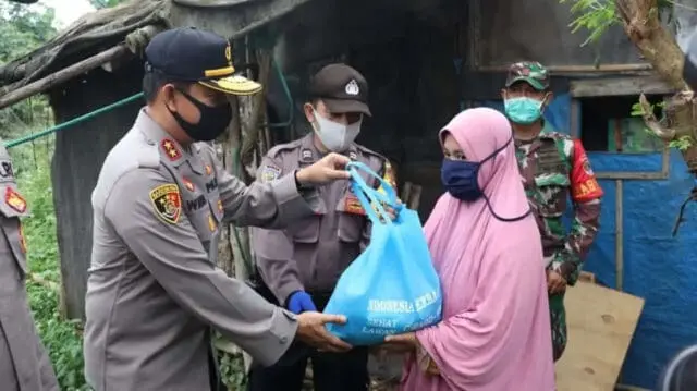 Wakabareskrim Polri Bagikan 1.000 Paket Sembako Di Tangerang Banten Wakabareskrim Polri Bagikan 1.000 Paket Sembako Di Tangerang Banten