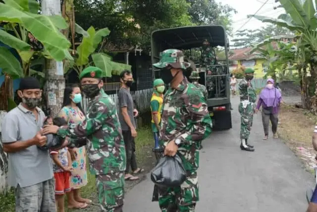 Jumat Berkah, Korem 071/Wjk Bagikan Sembako Kepada Warga Terdampak Corona Jumat Berkah, Korem 071/Wjk Bagikan Sembako Kepada Warga Terdampak Corona