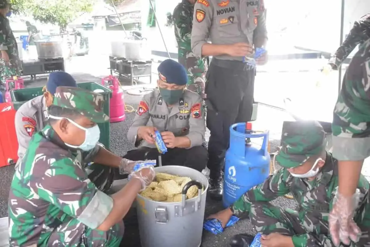 Sinergitas TNI-POLRI, Dirikian Dapur Lapangan Atasi Dampak Pandemi Covid-19