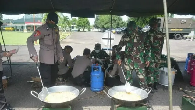 Sinergitas TNI-POLRI, Dirikian Dapur Lapangan Atasi Dampak Pandemi Covid-19 Sinergitas TNI-POLRI, Dirikian Dapur Lapangan Atasi Dampak Pandemi Covid-19