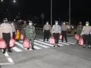 Imbau Masyarakat Agar tak Mudik, Polresta Tangerang Bagikan 200 Paket Sahur Imbau Masyarakat Agar tak Mudik, Polresta Tangerang Bagikan 200 Paket SahurSalin