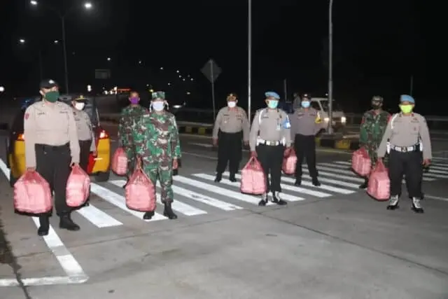 Imbau Masyarakat Agar tak Mudik, Polresta Tangerang Bagikan 200 Paket SahurSalin Imbau Masyarakat Agar tak Mudik, Polresta Tangerang Bagikan 200 Paket SahurSalin