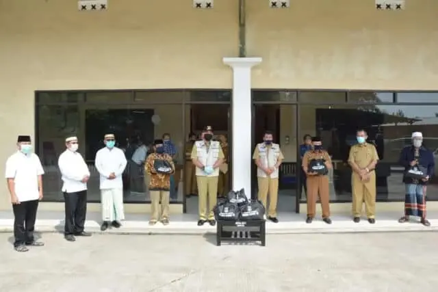 Bupati Zaki Bagikan 2 Ribu Paket Sembako untuk Ustad dan Guru Ngaji Bupati Zaki Bagikan 2 Ribu Paket Sembako untuk Ustad dan Guru Ngaji