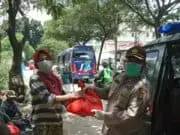 Peduli Warga Terdampak Covid-19, Polsek Neglasari Bagikan 50 Pake Sembako Peduli Warga Terdampak Covid-19, Polsek Neglasari Bagikan 50 Pake Sembako