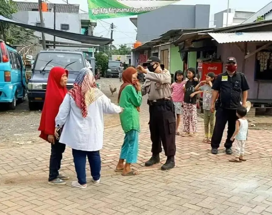 Cegah Virus Corona, Kapolsub Sektor Palem Semi Bagikan Masker Gratis