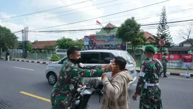 Cegah Corona, Kodim Jogja Bagikan Masker Kepada Pengendara Motor Cegah Corona, Kodim Jogja Bagikan Masker Kepada Pengendara Motor
