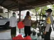 Peduli Sesama, Kapolsek Neglasari Bagikan 150 kotak takjil Untuk Para Santri Peduli Sesama, Kapolsek Neglasari Bagikan 150 kotak takjil Untuk Para Santri