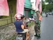 Babinsa Banjarsari Bersama FKPPI bagikan Takjil & Masker Babinsa Banjarsari Bersama FKPPI bagikan Takjil & Masker