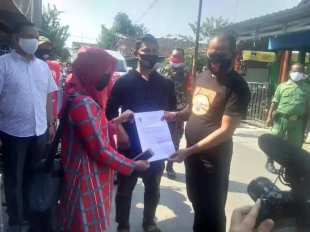 Babinsa Sambut Warganya Yang Usai Karantina 14 Hari Babinsa Sambut Warganya Yang Usai Karantina 14 Hari