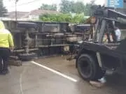 Polsek Cipocok Jaya Bantu Evakuasi Truck Box Terbalik Polsek Cipocok Jaya Bantu Evakuasi Truck Box Terbalik