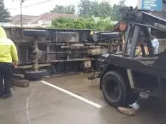Polsek Cipocok Jaya Bantu Evakuasi Truck Box Terbalik Polsek Cipocok Jaya Bantu Evakuasi Truck Box Terbalik