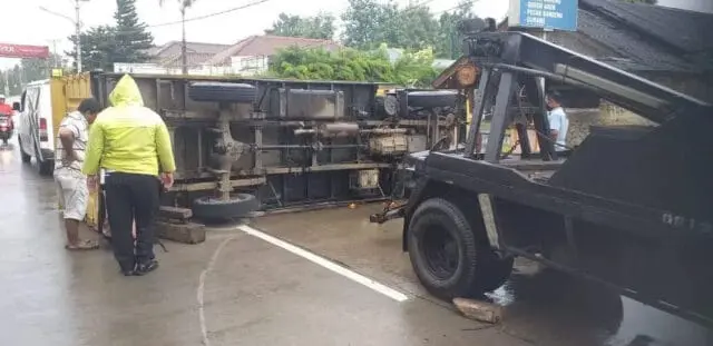 Polsek Cipocok Jaya Bantu Evakuasi Truck Box Terbalik Polsek Cipocok Jaya Bantu Evakuasi Truck Box Terbalik