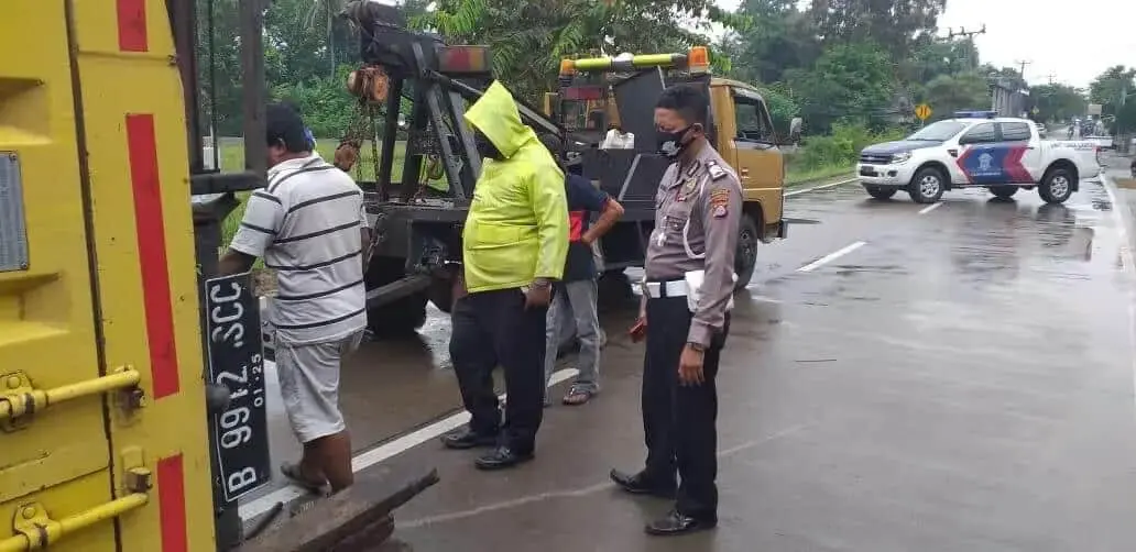 Polsek Cipocok Jaya Bantu Evakuasi Truck Box Terbalik Polsek Cipocok Jaya Bantu Evakuasi Truck Box Terbalik
