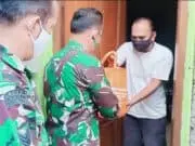 Bantu Sesama di Tengah Pandemi Covid – 19, Danramil 02 Banjarsari dan Babinsa Bagi Sembako Bantu Sesama di Tengah Pandemi Covid - 19, Danramil 02 Banjarsari dan Babinsa Bagi Sembako