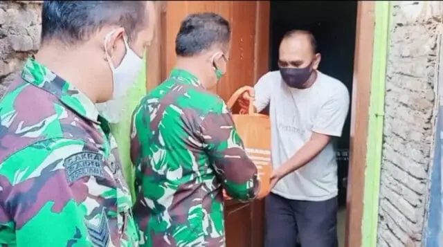 Bantu Sesama di Tengah Pandemi Covid - 19, Danramil 02 Banjarsari dan Babinsa Bagi Sembako Bantu Sesama di Tengah Pandemi Covid - 19, Danramil 02 Banjarsari dan Babinsa Bagi Sembako