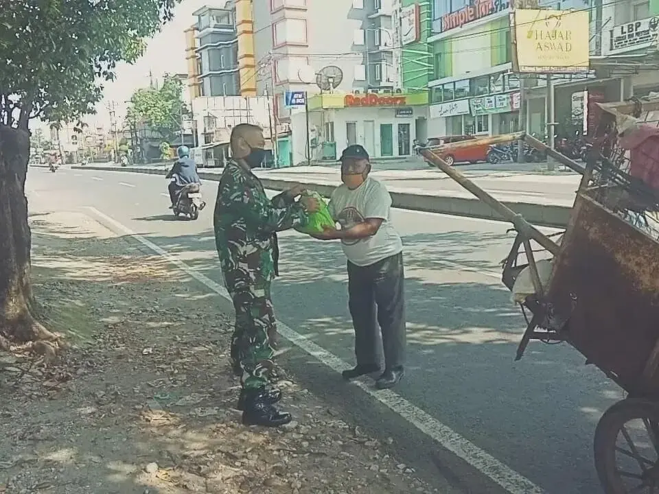 Bantu Sesama di Tengah Pandemi Covid - 19, Danramil 02 Banjarsari dan Babinsa Bagi Sembako Bantu Sesama di Tengah Pandemi Covid - 19, Danramil 02 Banjarsari dan Babinsa Bagi Sembako