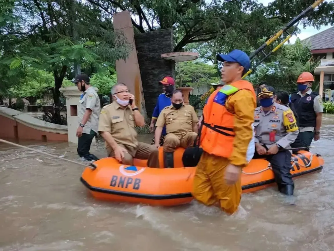 Kapolres Cilegon Bersama Forkopimda Tinjau Langsung Lokasi Banjir Kapolres Cilegon Bersama Forkopimda Tinjau Langsung Lokasi Banjir