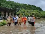 Kapolres Cilegon Bersama Forkopimda Tinjau Langsung Lokasi Banjir Kapolres Cilegon Bersama Forkopimda Tinjau Langsung Lokasi Banjir