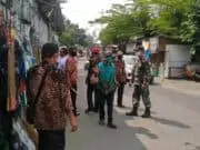 Babinsa dan Dinas Perdagangan Operasi Sidak Masker di Pasar Legi Solo Babinsa dan Dinas Perdagangan Operasi Sidak Masker di Pasar Legi Solo