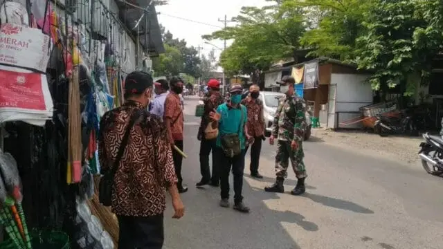 Babinsa dan Dinas Perdagangan Operasi Sidak Masker di Pasar Legi Solo