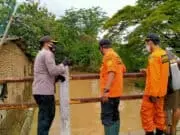 Kabid Humas Polda Banten Datangi Lokasi Hanyutnya Warga Cilegon Kabid Humas Polda Banten Datangi Lokasi Hanyutnya Warga Cilegon