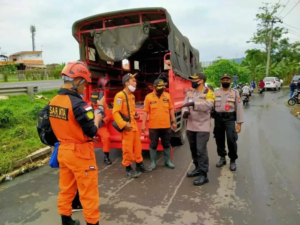Kabid Humas Polda Banten Datangi Lokasi Hanyutnya Warga Cilegon Kabid Humas Polda Banten Datangi Lokasi Hanyutnya Warga Cilegon