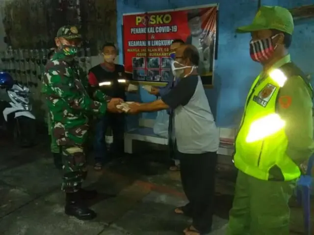 Jelang sahur Koramil 04/Jebres bagikan Nasi bungkus kepada warga Jelang sahur Koramil 04/Jebres bagikan Nasi bungkus kepada warga
