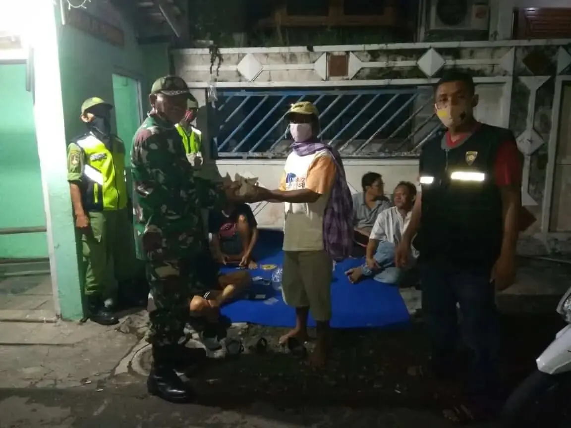 Jelang sahur Koramil 04/Jebres bagikan Nasi bungkus kepada warga Jelang sahur Koramil 04/Jebres bagikan Nasi bungkus kepada warga