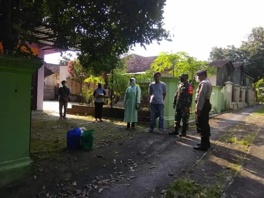 Babinsa Pelem Hadiri Pemulangan Pasien Sembuh Corona Babinsa Pelem Hadiri Pemulangan Pasien Sembuh Corona