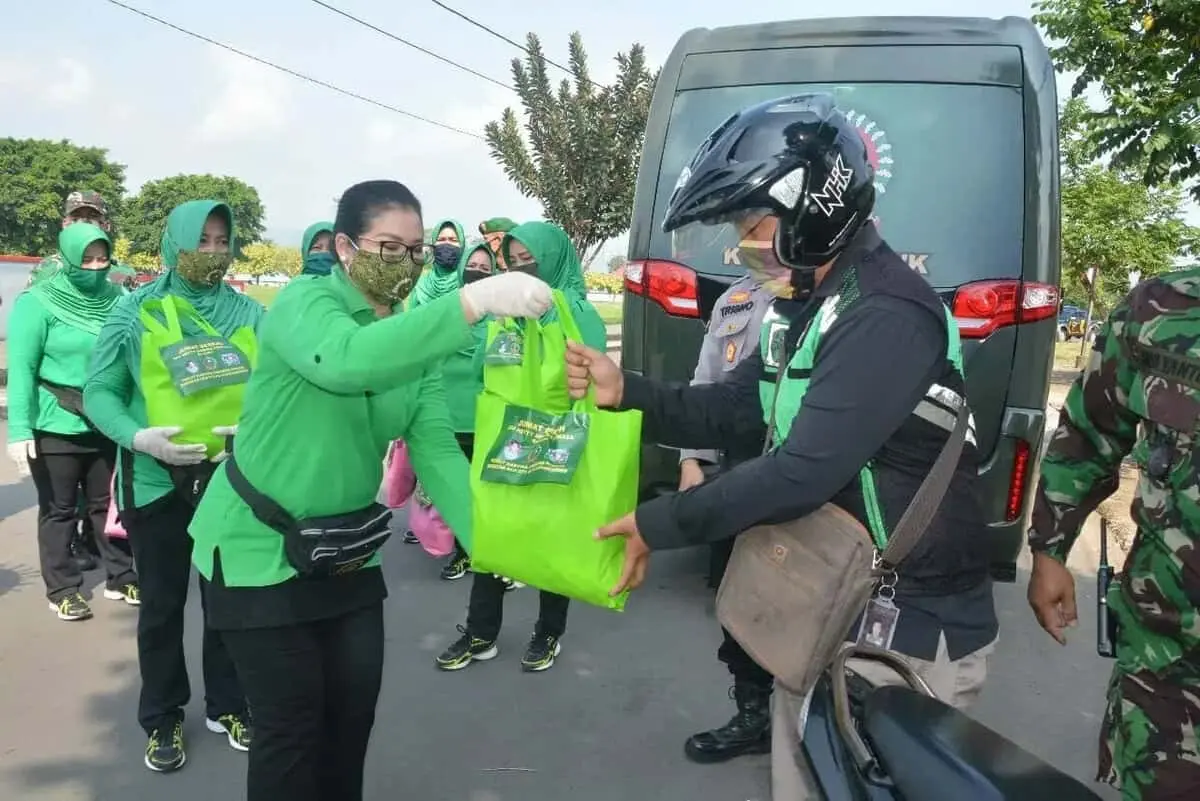 Jumat Berkah, Persit KCK Koorcab Rem 071 PD IV/Diponegoro Berbagi Kasih Sesama