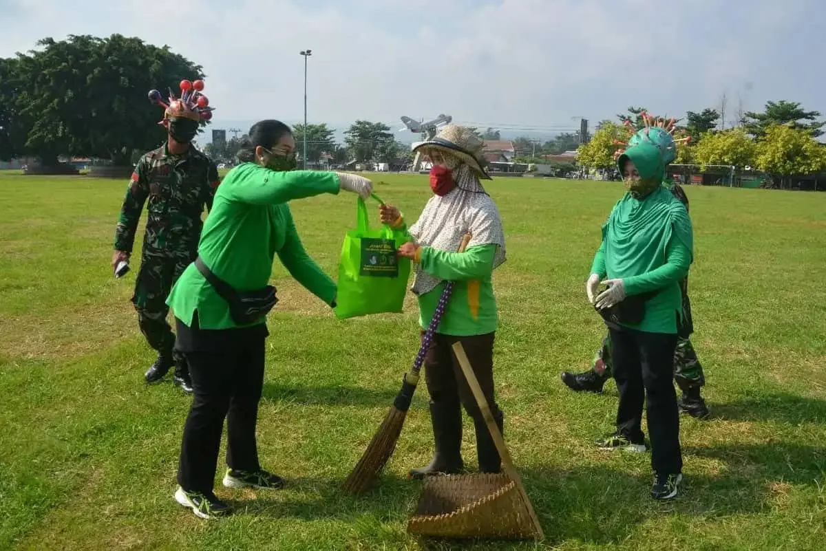 Jumat Berkah, Persit KCK Koorcab Rem 071 PD IV/Diponegoro Berbagi Kasih Sesama