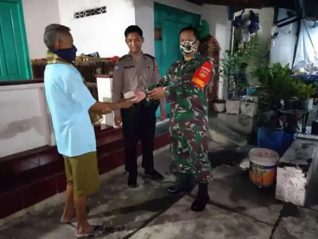 Jelang Sahur, Danramil 03 Serengan Bagikan Nasi Bungkus Kepada Warga Jelang Sahur, Danramil 03 Serengan Bagikan Nasi Bungkus Kepada Warga