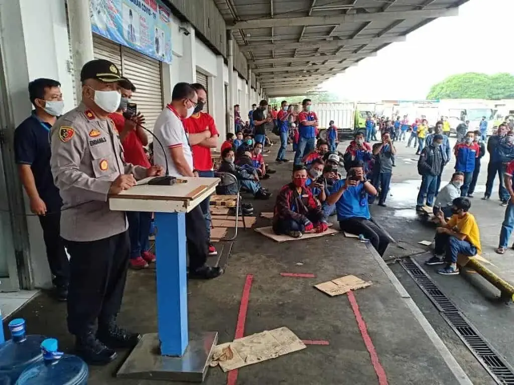 Akibat Dampak Covid 19, Karyawan Indomaret Demo Soal THR Akibat Dampak Covid 19, Karyawan Indomaret Demo Soal THR