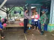 Peduli Covid-19, Polsek Curug Bagikan Ratusan Nasi Bungkus Kepada Warga Peduli Covid-19, Polsek Curug Bagikan Ratusan Nasi Bungkus Kepada Warga
