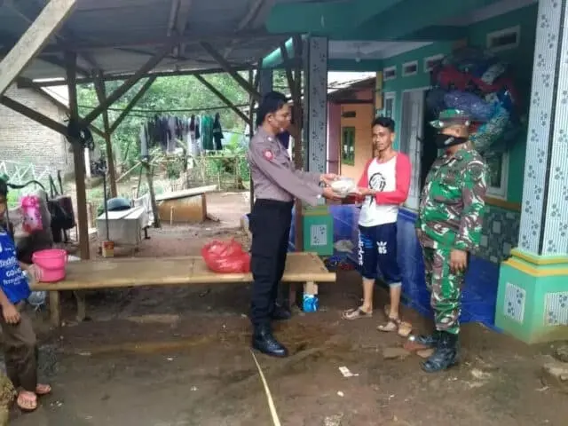 Peduli Covid-19, Polsek Curug Bagikan Ratusan Nasi Bungkus Kepada Warga Peduli Covid-19, Polsek Curug Bagikan Ratusan Nasi Bungkus Kepada Warga