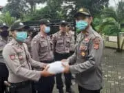 Kapolsek Curug Bagikan APD Kepada Bhabinkamtibmas Kapolsek Curug Bagikan APD Kepada Bhabinkamtibmas